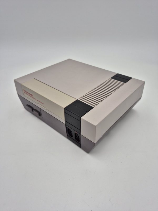 Nintendo NES met aansluitmateriaal licht verkleurd - Afbeelding 2